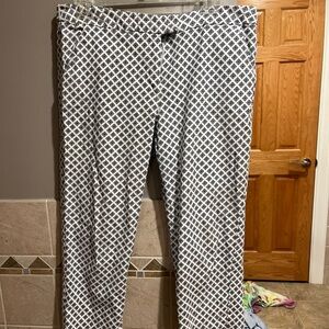 Barely worn black and white capri pants size 12